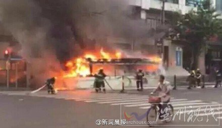 上海11路公交車自燃