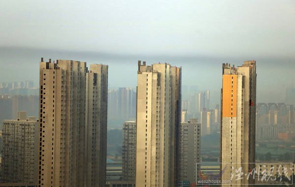 空中出現(xiàn)黑色污染物