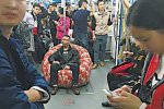 重慶有位大叔帶沙發坐輕軌