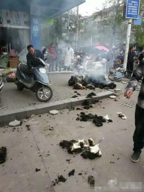 賣棉花被城管放火燒掉