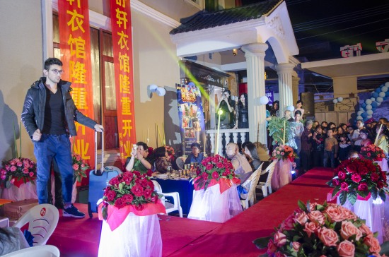 東占岙服裝店開業(yè)盛況