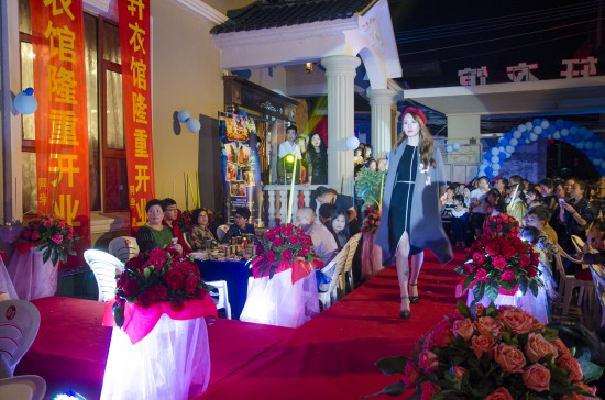 東占岙服裝店開業(yè)盛況