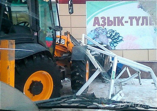 偷挖掘機鏟ATM機