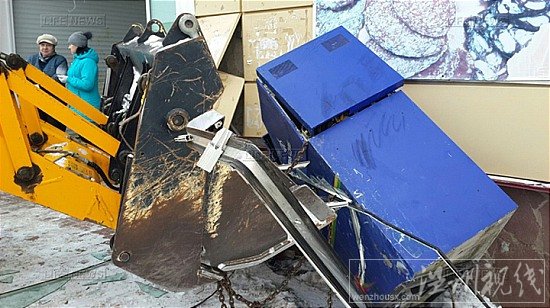 偷挖掘機鏟ATM機