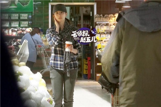 劉亦菲帶助理逛街