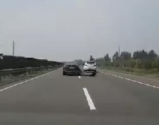 兩車高速飚車對撞