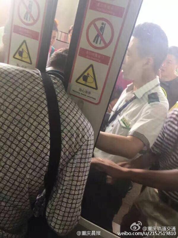 坐輕軌沖門被夾脖