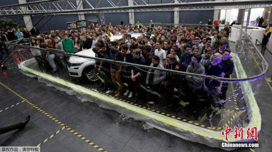 275人擠進肥皂泡