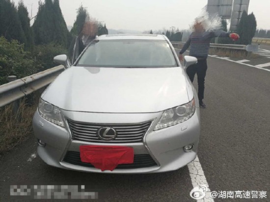 用紅內(nèi)褲遮擋號牌