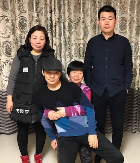 王寶強曬全家福