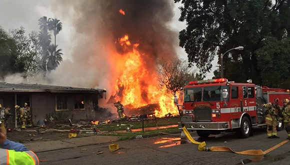 美國飛機墜入民宅