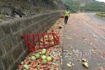2.5噸西瓜碾成渣 運西瓜貨車側翻