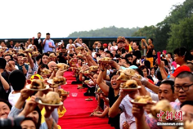 千人吃雞場面壯觀