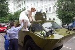 開裝甲車去民政局領證 俄羅斯新婚夫婦真牛