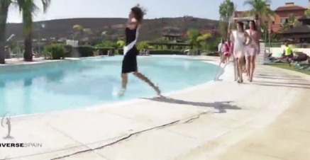 環球小姐栽進泳池