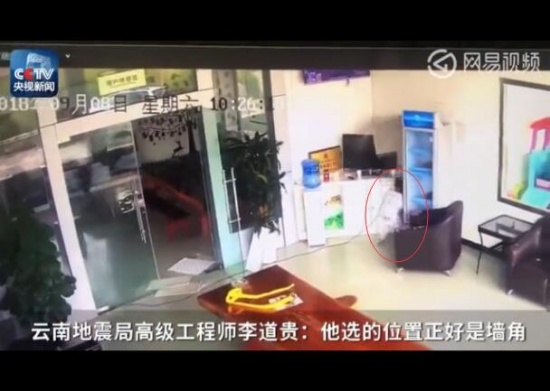 男孩教科書式避險(xiǎn)