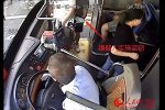 公交司機(jī)2秒奪回乘客被盜手機(jī)