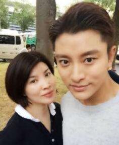 賈乃亮與姐姐賈珊