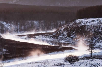 新疆阿爾山不凍河奇觀 冰雪世界的溫泉