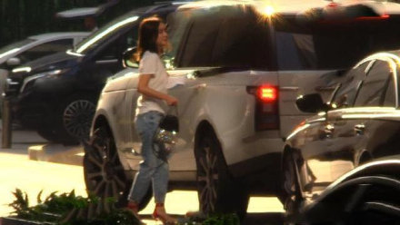 白衣女子上了曹云金的車