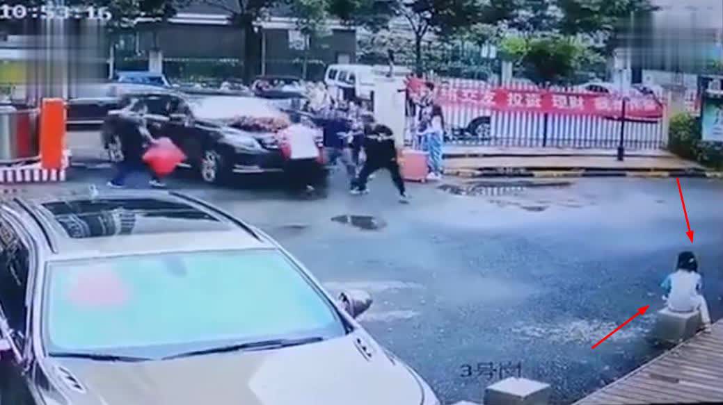 奔馳婚車失控姐弟倆被撞身亡 婚禮繼續舉行