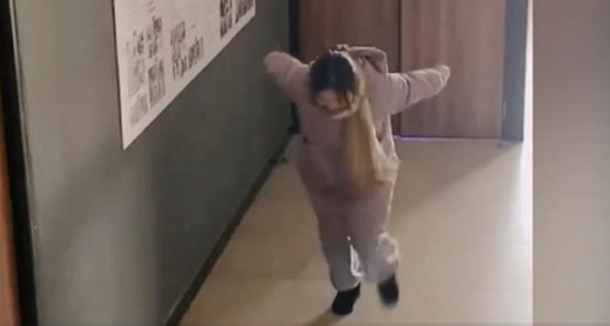 女孩被老師表揚后開心到“起飛”