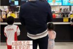 郭晶晶不在霍啟剛帶娃吃快餐