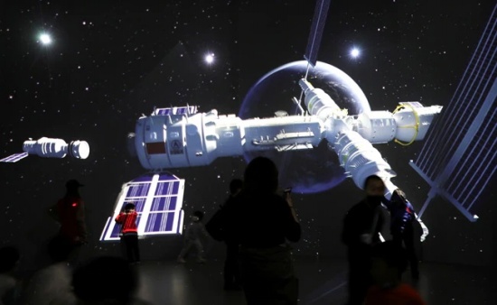 航天員走出中國新空間站進行太空行走