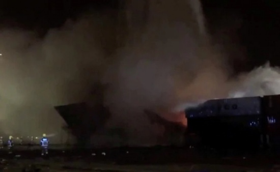 迪拜港杰貝阿里港一艘船上的集裝箱內(nèi)發(fā)生爆炸引起火災(zāi)