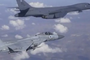 美國(guó)轟炸機(jī)在戰(zhàn)斗機(jī)護(hù)航下飛近伊朗以示武力