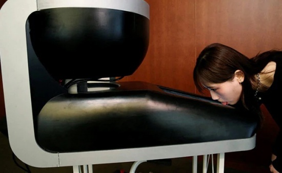 日本教授開發出可模擬食物味道的可舔電視屏幕