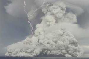 湯加遭受海嘯襲擊大面積破壞 報告首例死亡