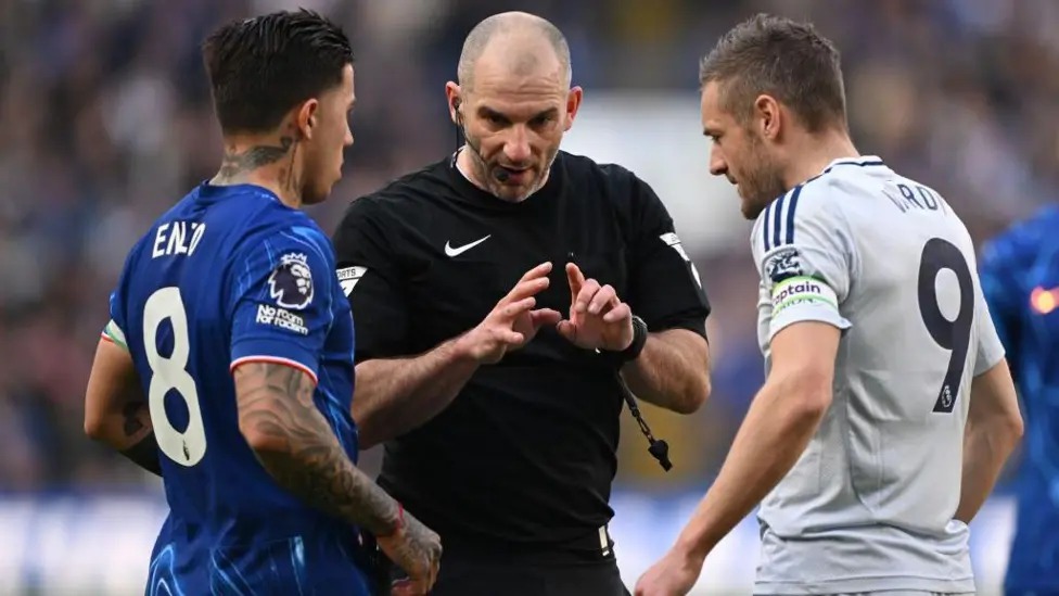 場上僅限隊長和裁判溝通