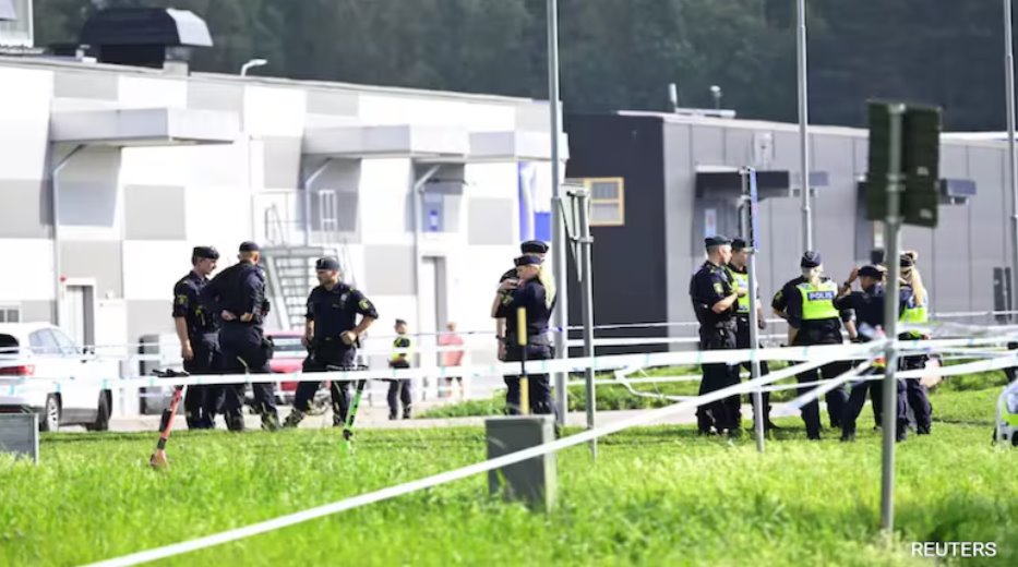 瑞典厄勒布魯發(fā)生槍擊事件后,警察在清真寺外的現(xiàn)場工作