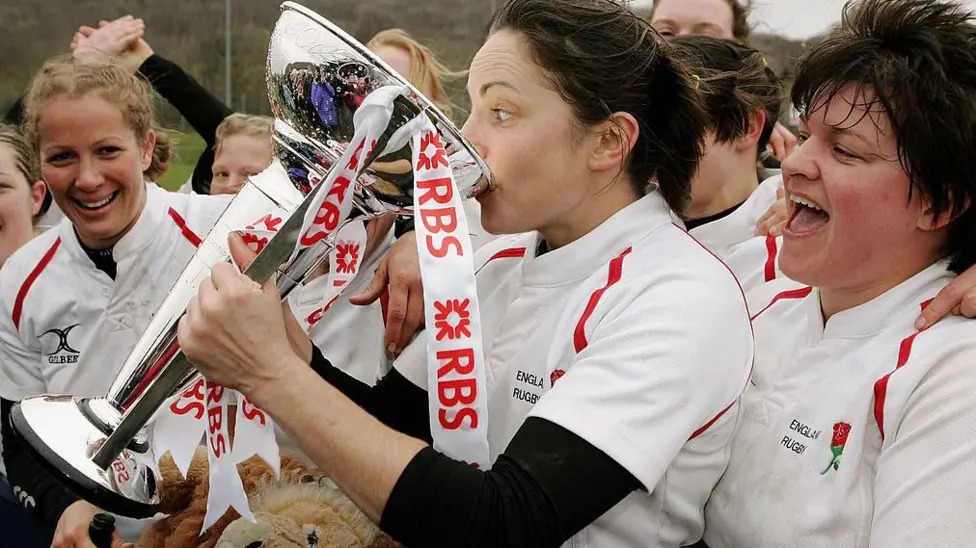 蘇&middot;戴(SueDay)喝著六國錦標賽獎杯，慶祝2007年六國錦標賽勝利