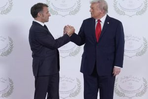 特朗普和埃馬紐埃爾·馬克龍在埃及掰手腕在網上瘋