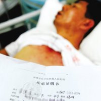 乘客叫人打斷公交司機腰椎 自稱被車門夾腳